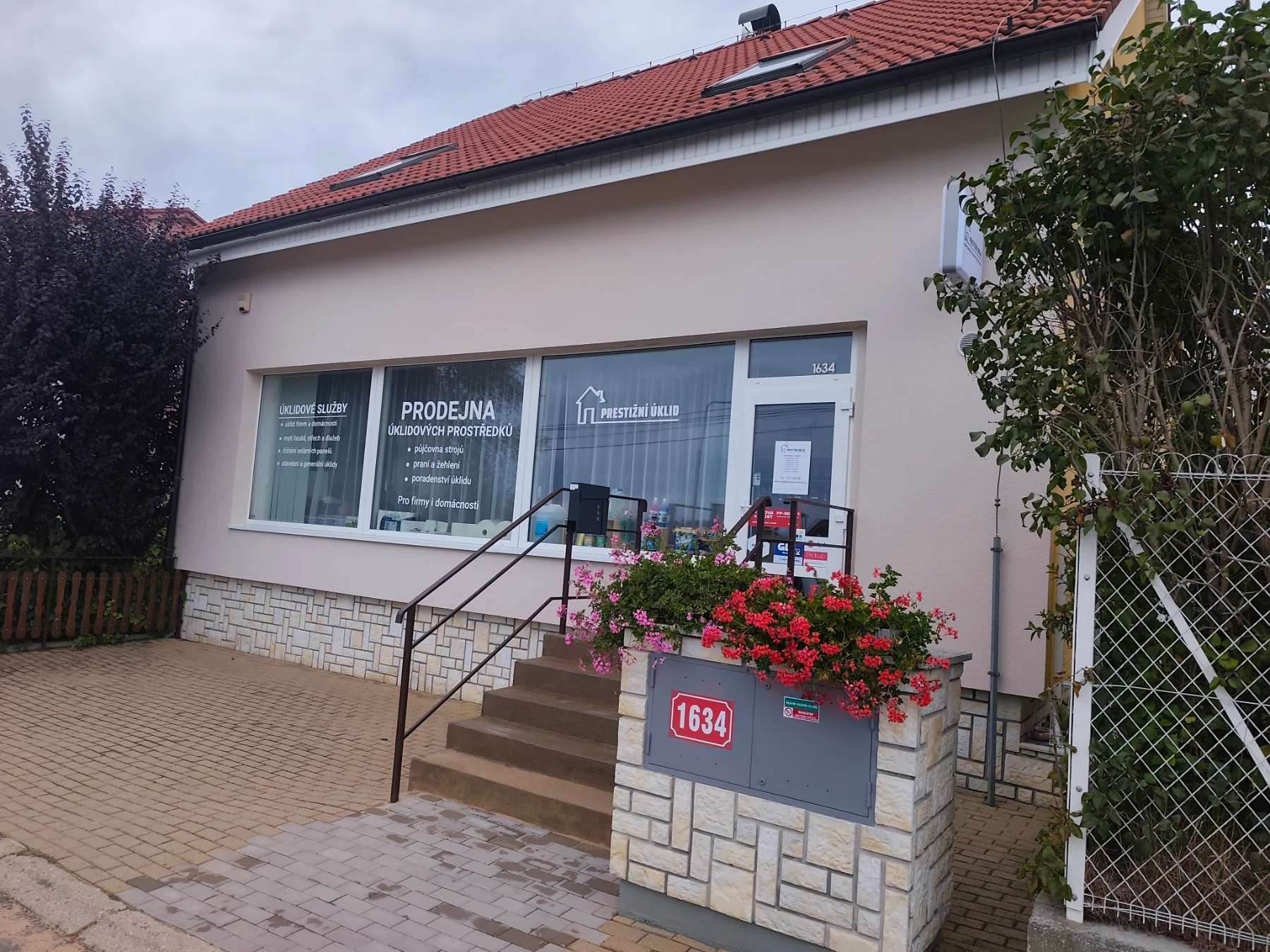 Obnova fasády silikonovou barvou.